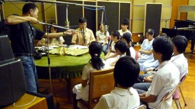 香港電台第四台「親親童樂日」 (2009) - 節目主持 羅乃新， 介紹直笛及著名丹麥直笛演奏家 Michala Petri 在港音樂會